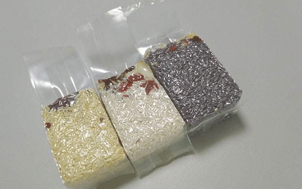 真空包裝袋為增加其性能通常采用多種材質(zhì)復(fù)合而成，常見的復(fù)合方法有：干法復(fù)合、擠出復(fù)合、共擠出復(fù)合、無溶劑復(fù)合、涂布復(fù)合、蒸鍍復(fù)合、熱熔膠復(fù)合等。其中干法復(fù)合是國內(nèi)復(fù)合真空包裝袋材料生產(chǎn)中應(yīng)用較為廣泛的，那么，真空包裝袋為什么大多采用干法復(fù)合？